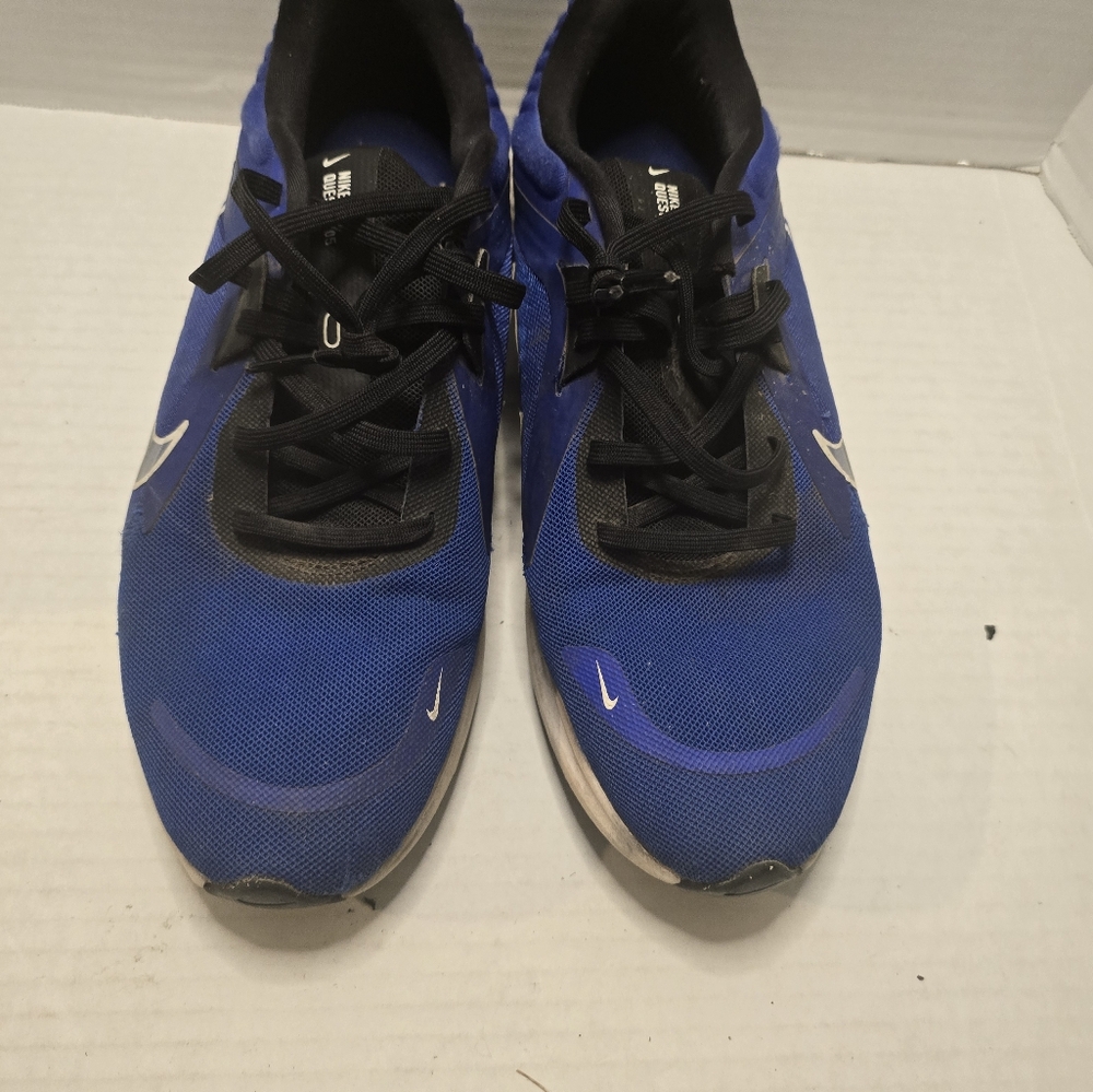 Men Running Shoes Nike Quest Brand Used